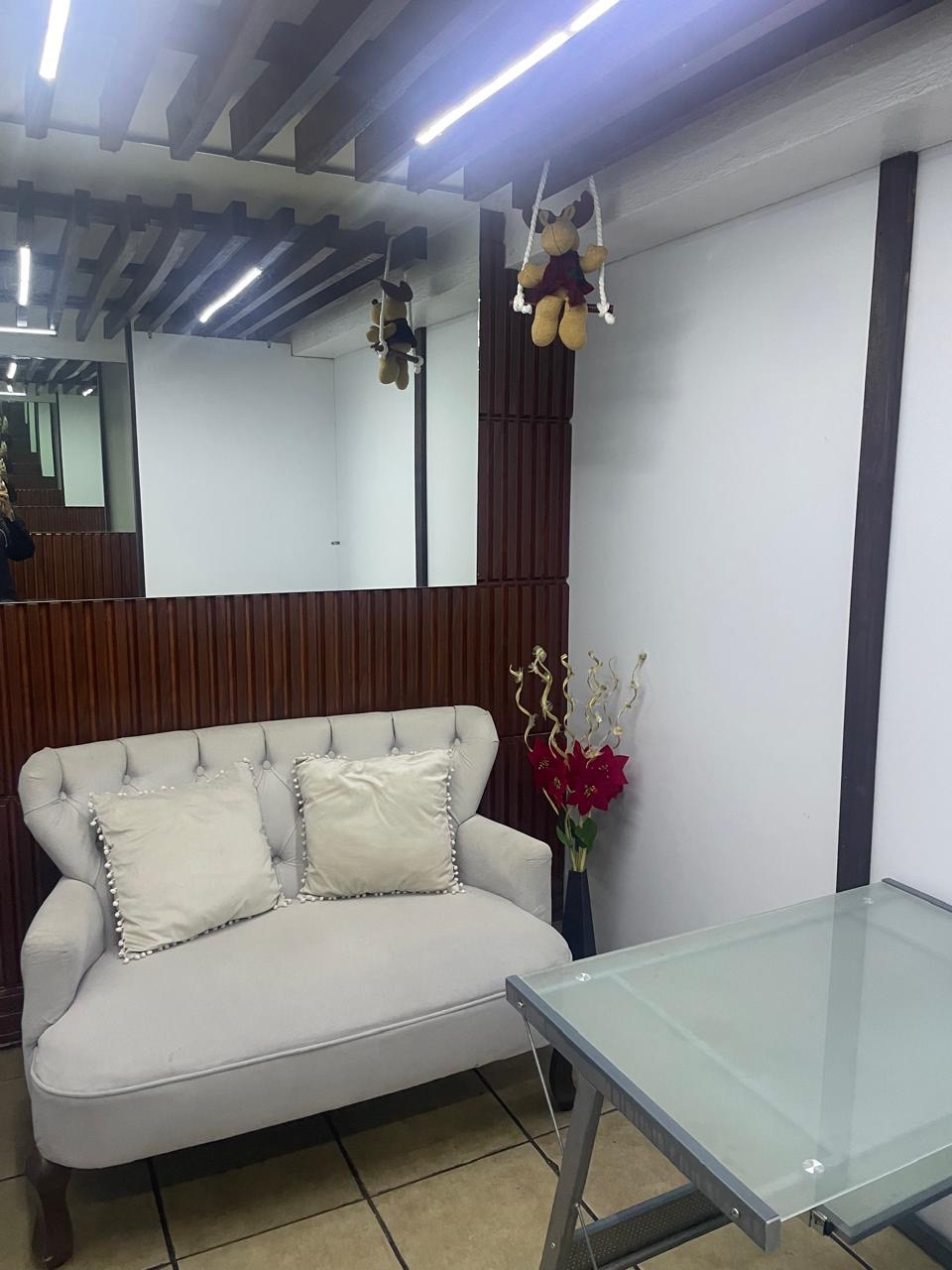 Sala con sofá y mesa de vidrio